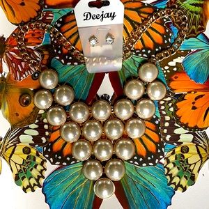 Costume jewelry pearl necklace with matching earrings